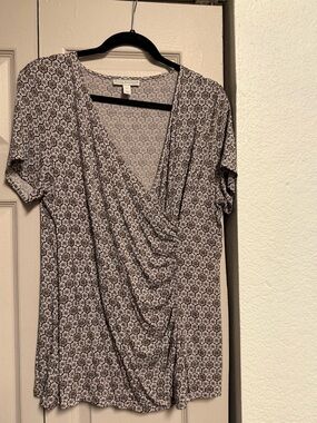 Dana Buchman Black and White Floral Drape V-Neck Top